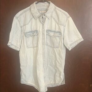 We The Free distressed ombre Light Blue Denim Shirt pearl snaps split hem Sz M